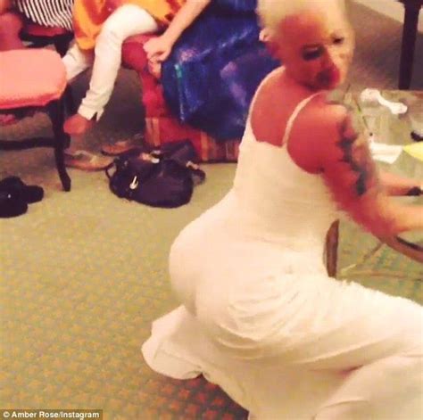 Amber Rose shares a NAKED photo as she promotes her new。